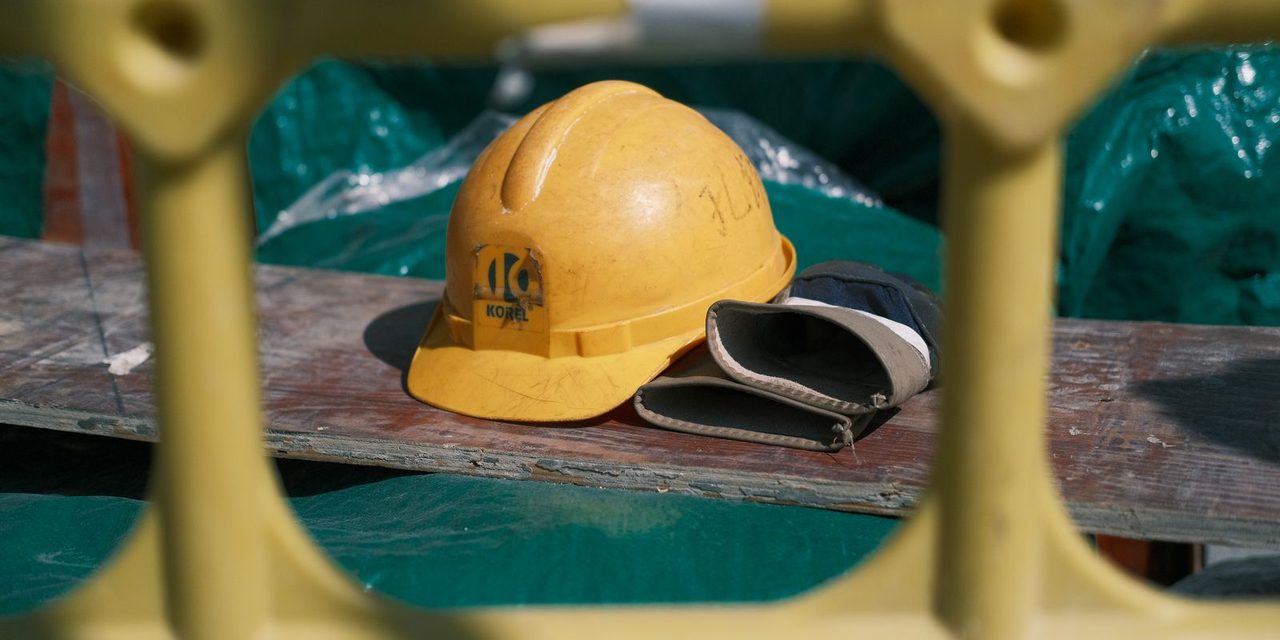 Ouvrier portant un casque de sécurité sur un chantier en Nouvelle-Calédonie, illustrant la prévention des accidents du travail