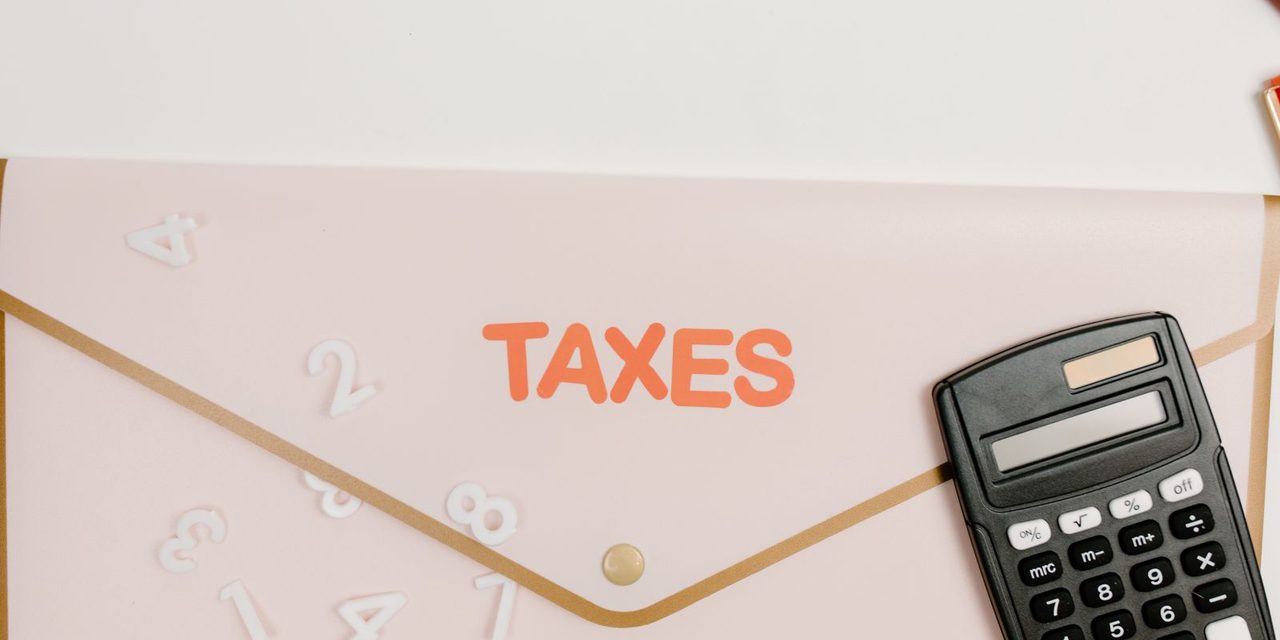 Bureau d'un gestionnaire de paie calédonien avec bulletins de salaire, calculatrice et documents pour le calcul d'un acompte sur salaire