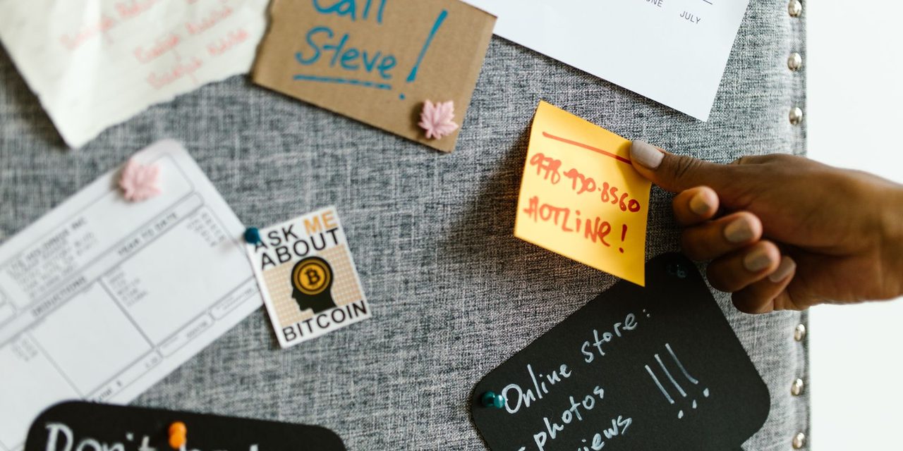 Panneau d'affichage mural dans les locaux d'une entreprise calédonienne avec documents épinglés destinés aux salariés