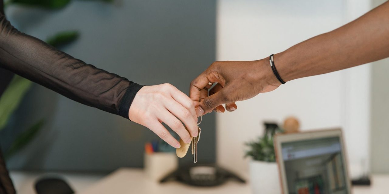 Remise des clés d'un véhicule de fonction à un salarié, illustrant un avantage en nature en Nouvelle-Calédonie