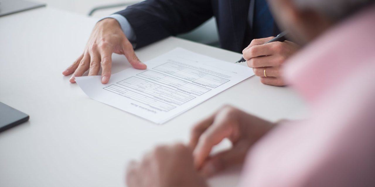 Un employeur et un salarié signant un avenant au contrat de travail dans un bureau en Nouvelle-Calédonie