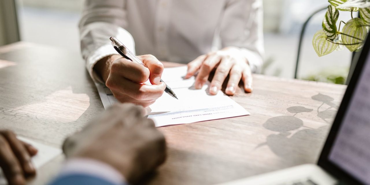 Un dirigeant calédonien examine des documents de fin de contrat de travail dans son bureau à Nouméa