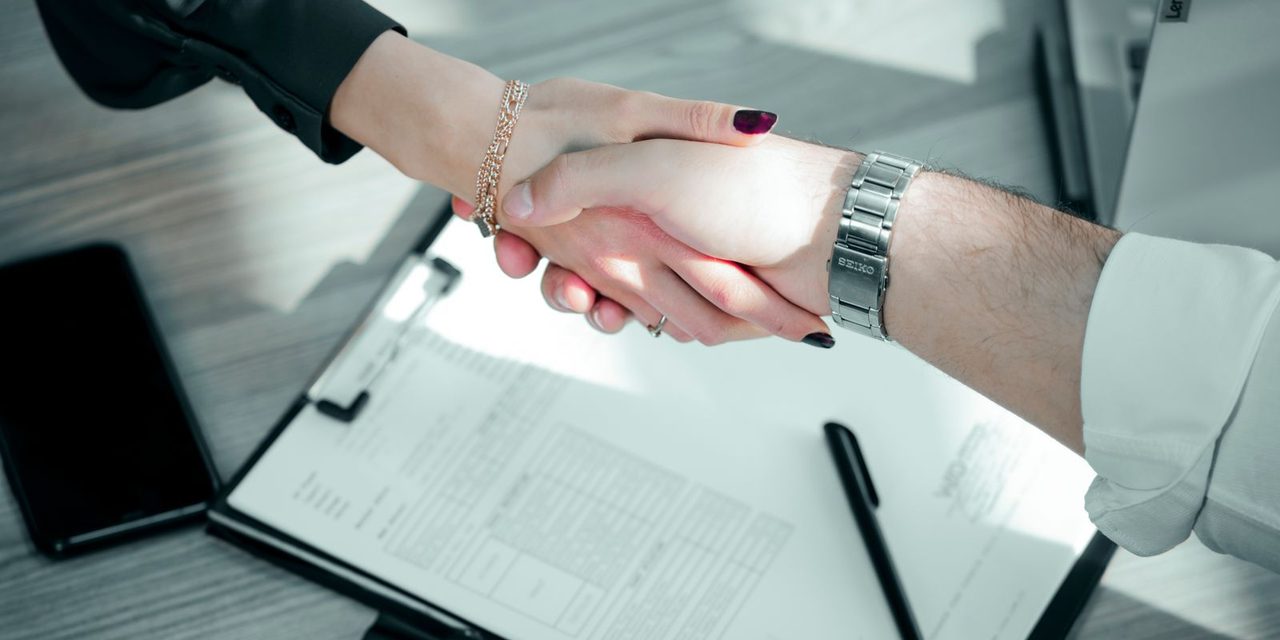 Signature d'un contrat de travail à durée déterminée entre un employeur et un salarié en Nouvelle-Calédonie