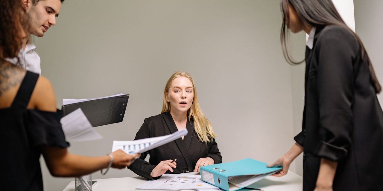 Une salariée enceinte échange avec son employeur dans un bureau, illustrant la gestion du congé maternité en Nouvelle-Calédonie