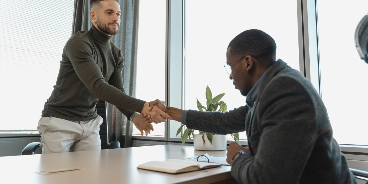 Un employeur et un nouveau salarié signant un contrat de travail dans un bureau en Nouvelle-Calédonie