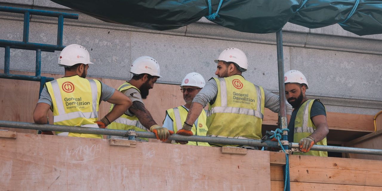 Ouvriers du bâtiment sur un chantier en Nouvelle-Calédonie, casques de protection et structure en construction