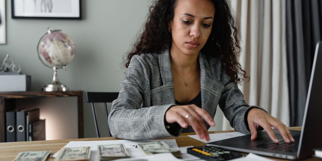 Gérante d'entreprise calédonienne calculant le coût salarial chargé de ses employés à Nouméa