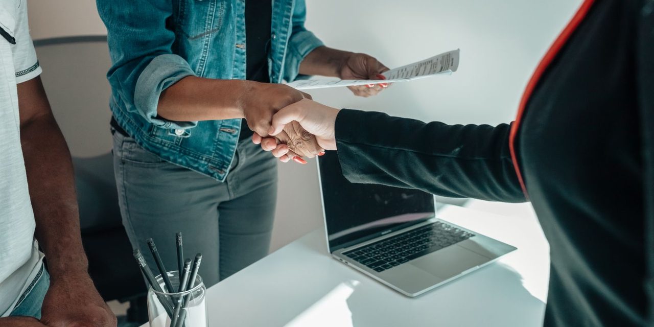 Un employeur et un salarié finalisent les documents de fin de contrat sur un bureau en Nouvelle-Calédonie