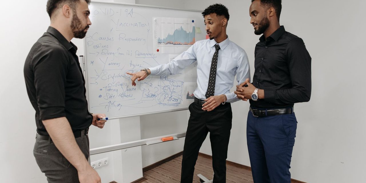 Dirigeants calédoniens réunis autour d'un tableau pour planifier les emplois et compétences de leur entreprise en Nouvelle-Calédonie