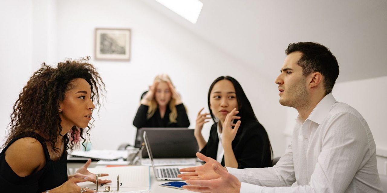 Un salarié en difficulté lors d'un entretien professionnel tendu dans un bureau, illustrant le harcèlement au travail en Nouvelle-Calédonie