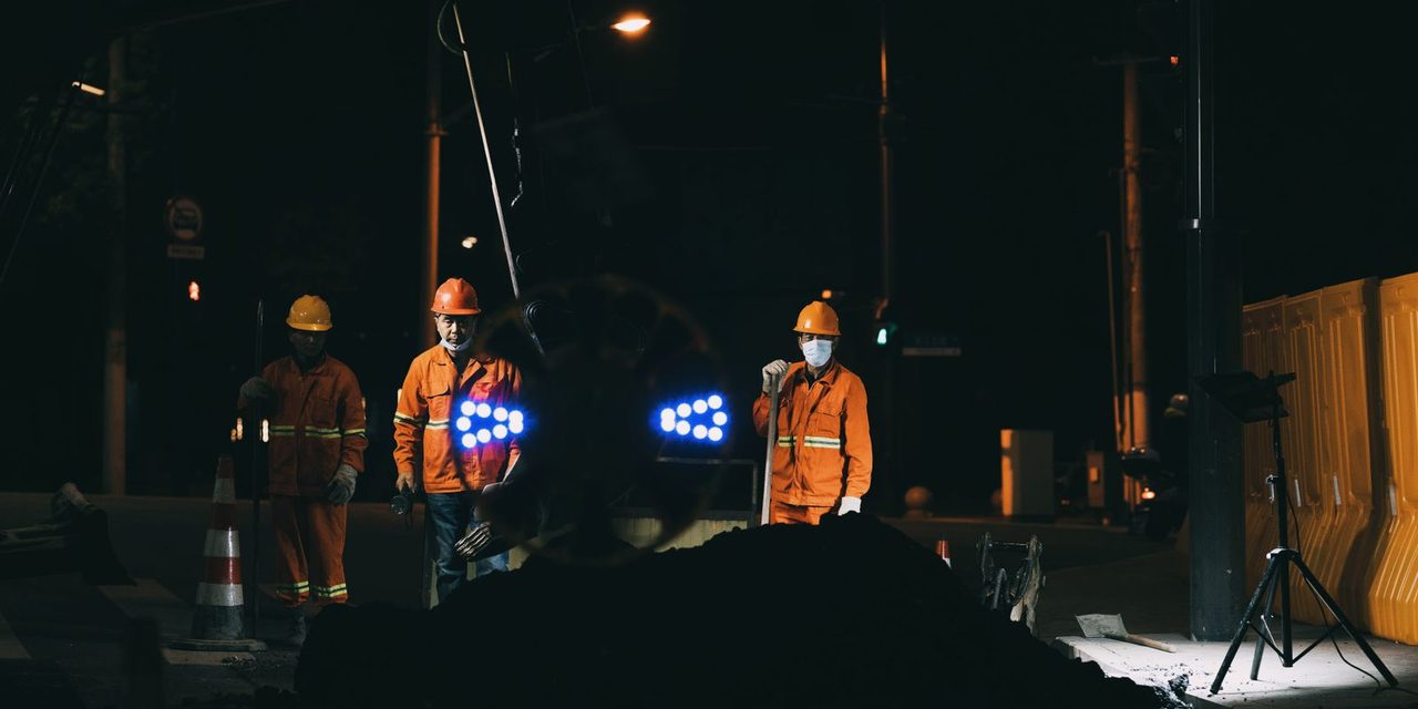 Salarié sur un chantier en Nouvelle-Calédonie effectuant des heures supplémentaires en fin de journée