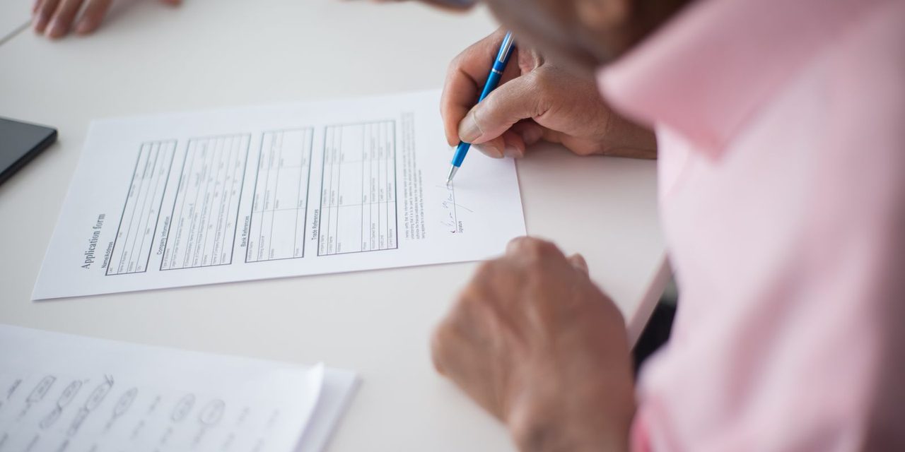 Dirigeant calédonien remplissant un dossier d'immatriculation d'entreprise dans un bureau à Nouméa