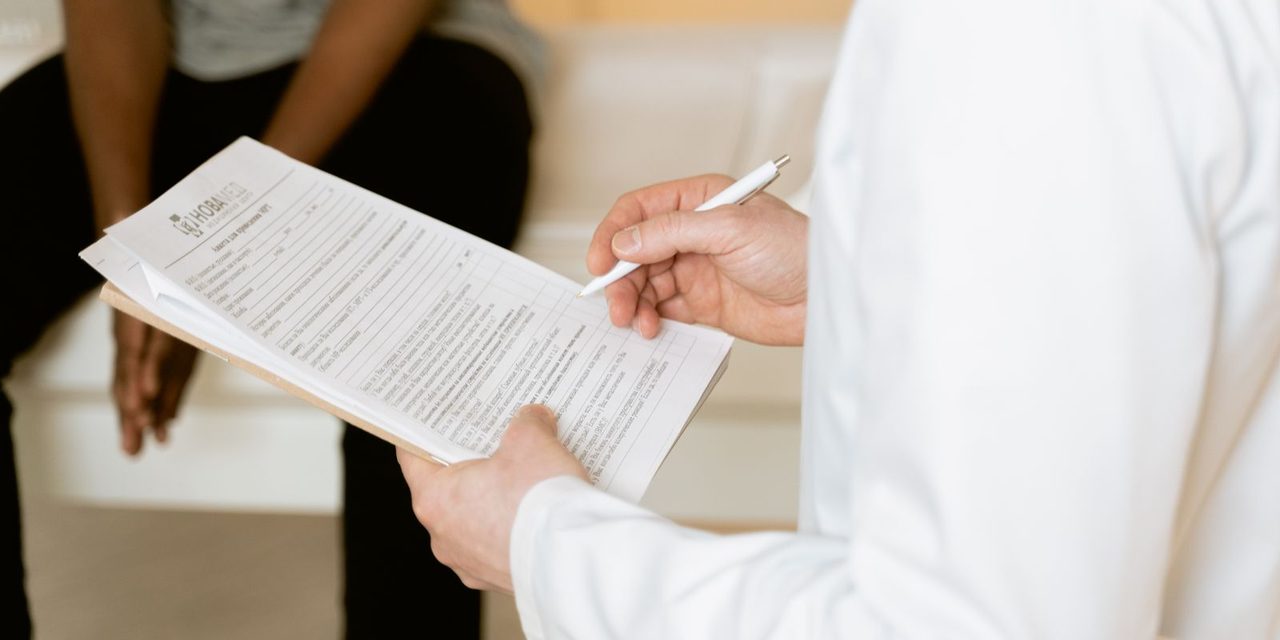 Un médecin du travail examine un salarié lors d'une visite médicale dans un cabinet, illustrant la procédure d'inaptitude au travail en Nouvelle-Calédonie