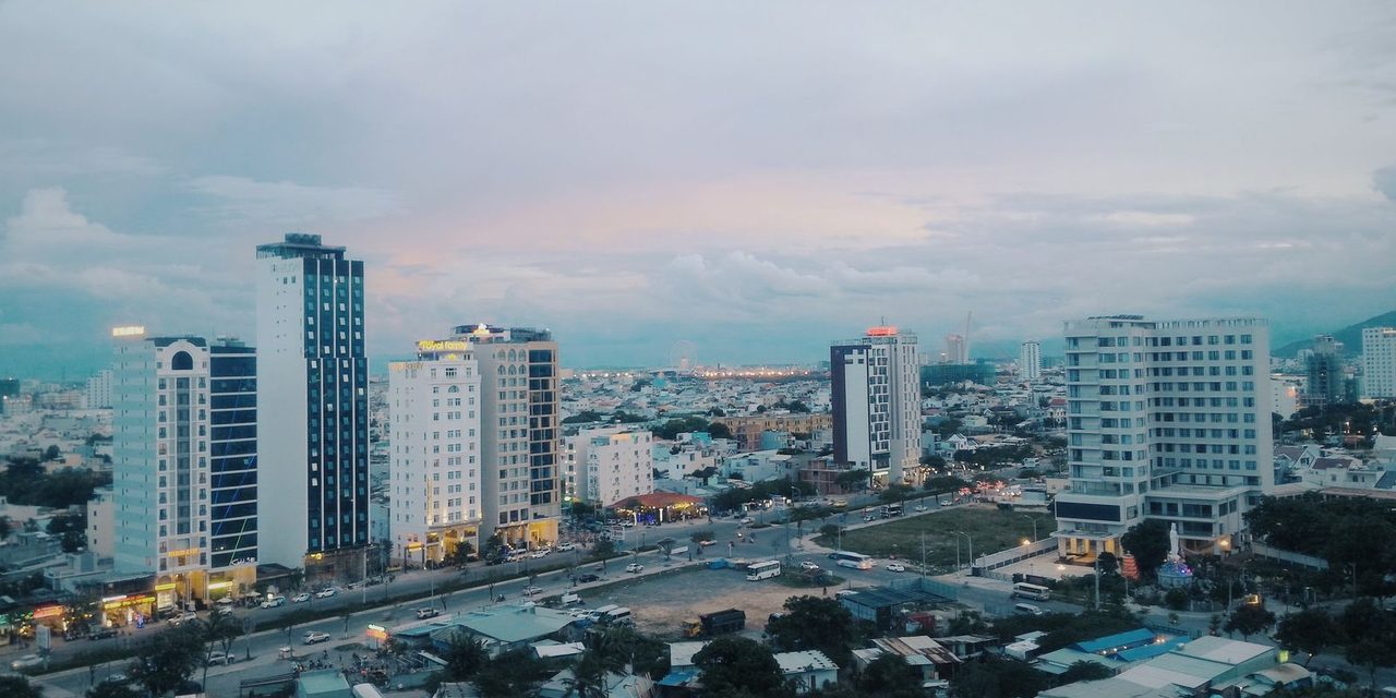 Vue aérienne de Nouméa en Nouvelle-Calédonie, illustrant le cadre fiscal local de l'impôt sur le revenu des salariés