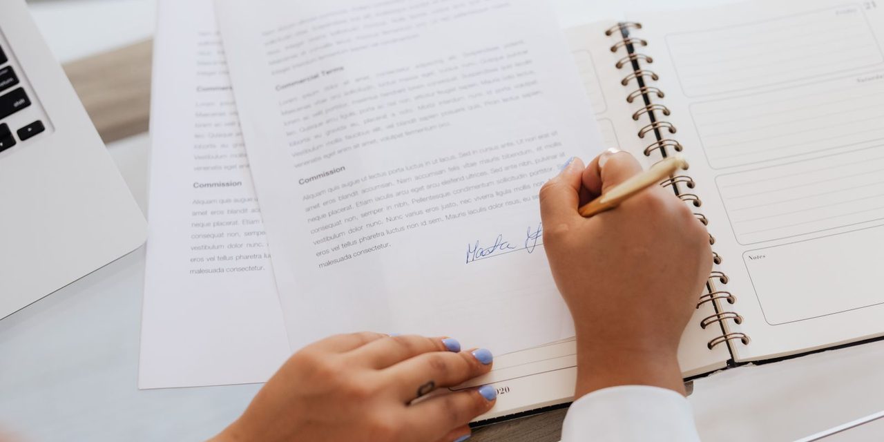 Un dirigeant calédonien examine un dossier de procédure de licenciement à son bureau