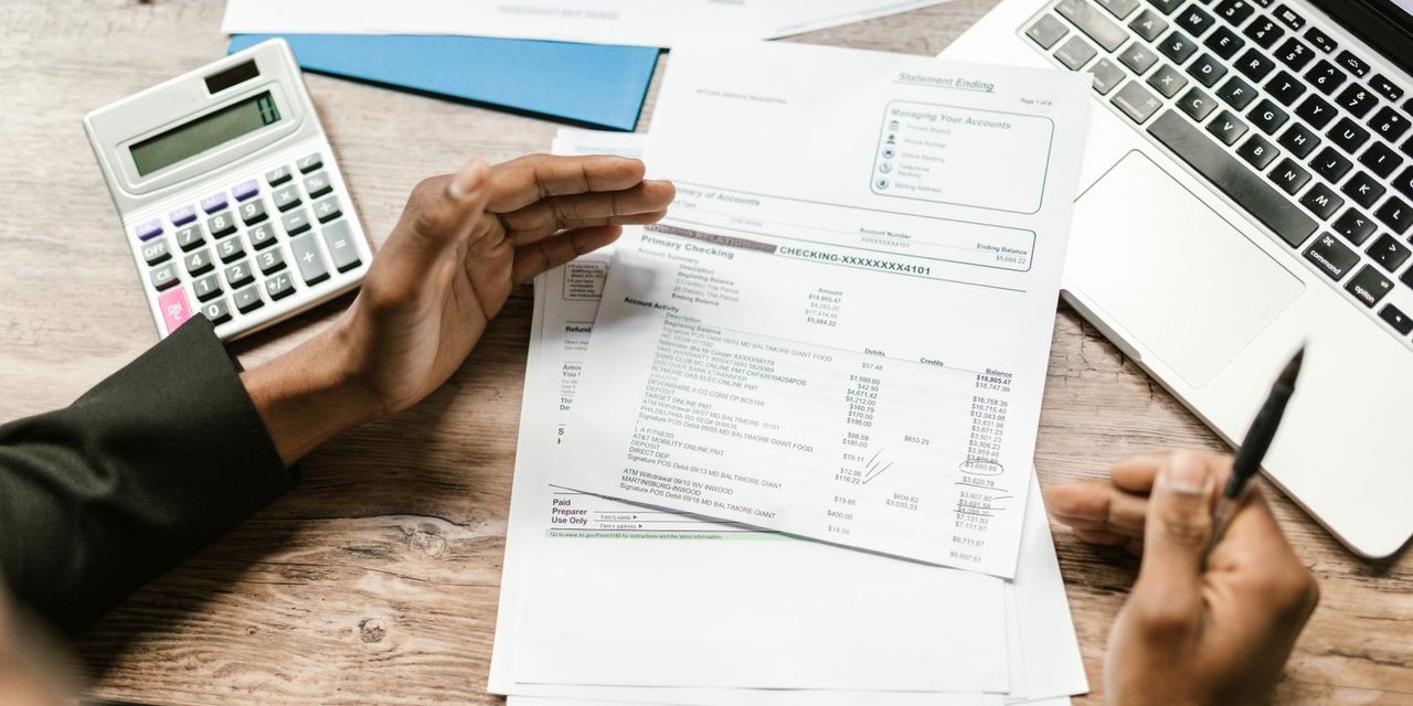 Une dirigeante calédonienne analyse les coûts de personnel et la masse salariale de son entreprise sur des documents de paie