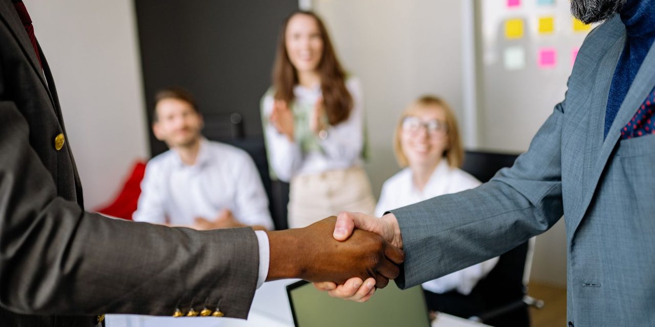 Une nouvelle salariée accueillie par son équipe lors de son premier jour dans une entreprise en Nouvelle-Calédonie