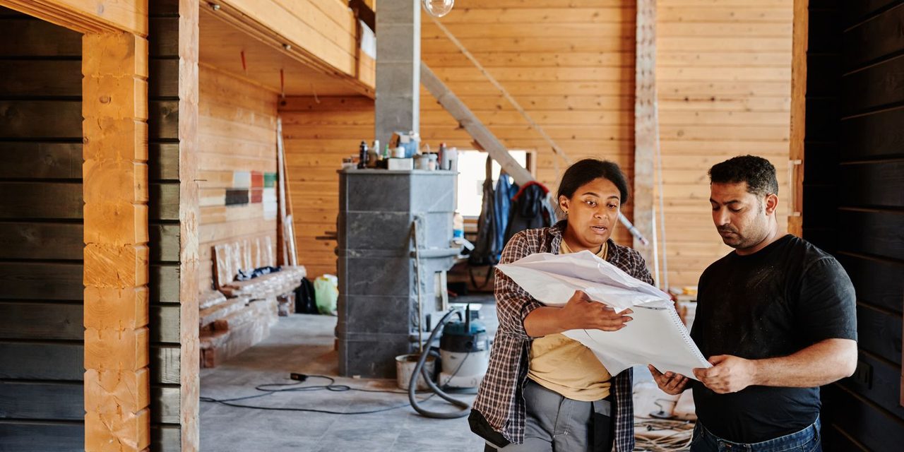 Équipe de salariés sur un chantier en Nouvelle-Calédonie discutant autour d'un plan, illustrant l'ancienneté au travail