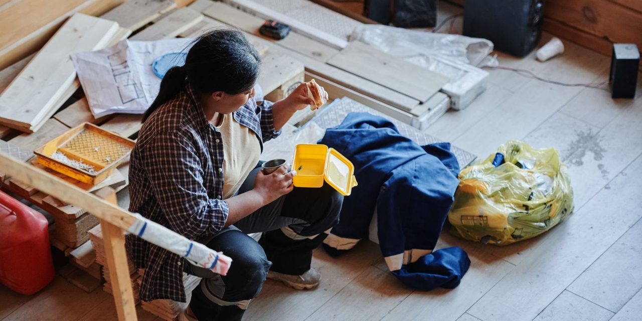 Ouvriers en pause repas sur un chantier en Nouvelle-Calédonie, illustrant la prime de panier versée par l'employeur