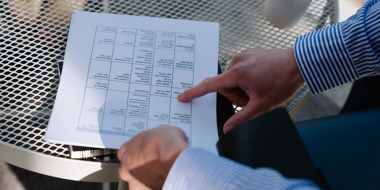 Dirigeant calédonien organisant les horaires de son équipe dans un bureau à Nouméa