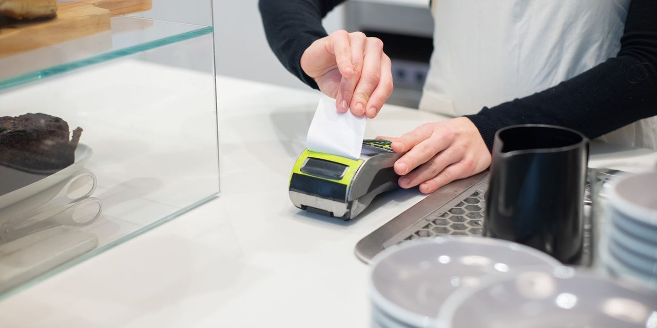 Une salariée à temps partiel travaille dans une boutique en Nouvelle-Calédonie
